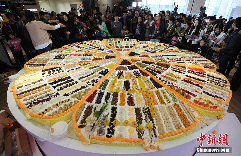 الكعكة المحشوة بأكثر انواع الفواكه في العالم تصنع في الصين 
