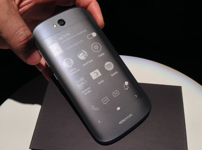 هل يحتل " YotaPhone2" مكانة "آيفون"  في الصين؟ 