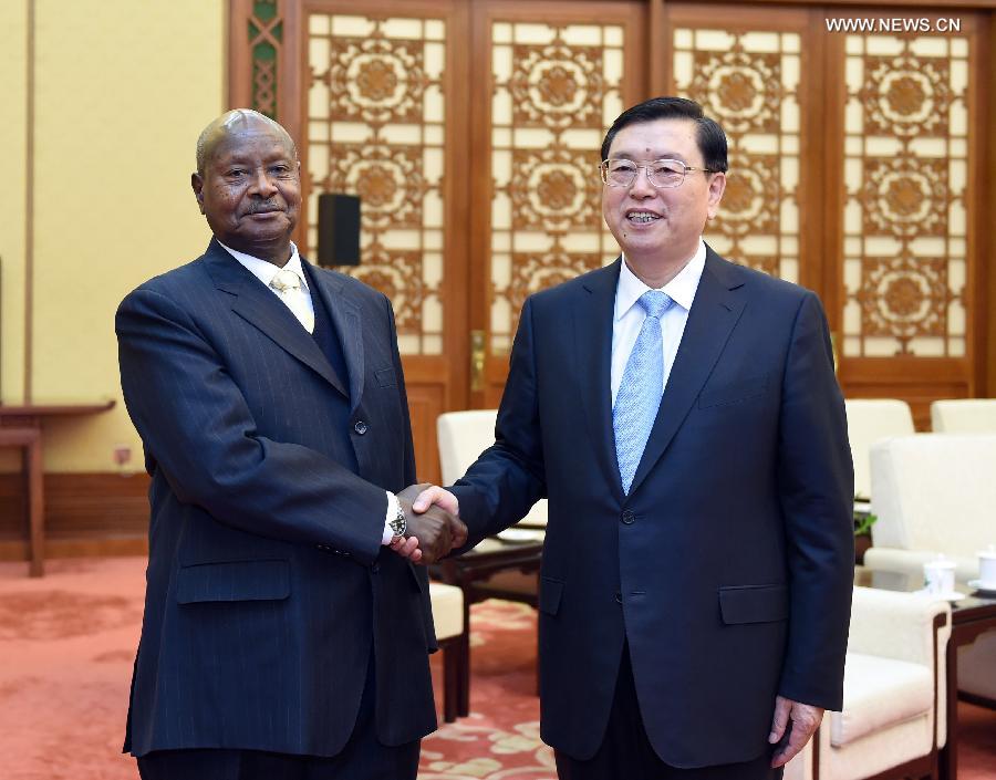 كبير المشرعين الصينيين يلتقي مع الرئيس الأوغندي
