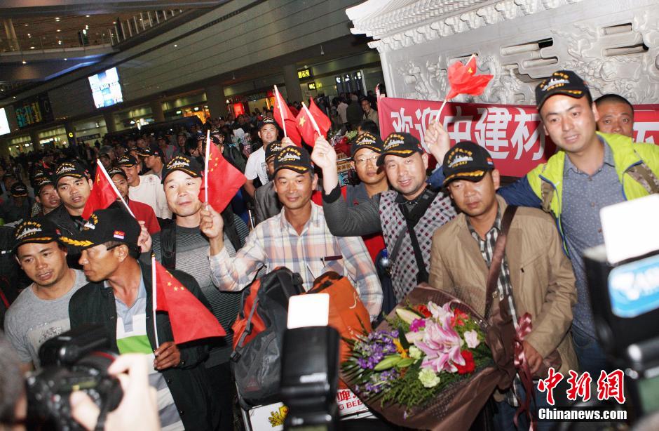 عودة الدفعة الأولى من المواطنين الصينيين في اليمن إلى بلادهم 