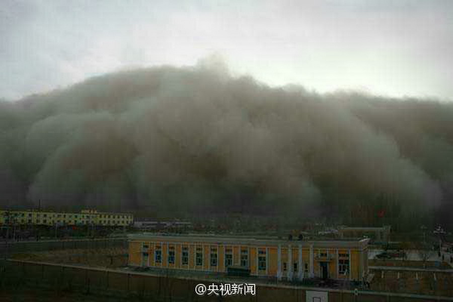 عاصفة رملية كبيرة "تبتلع" مدينة صينية