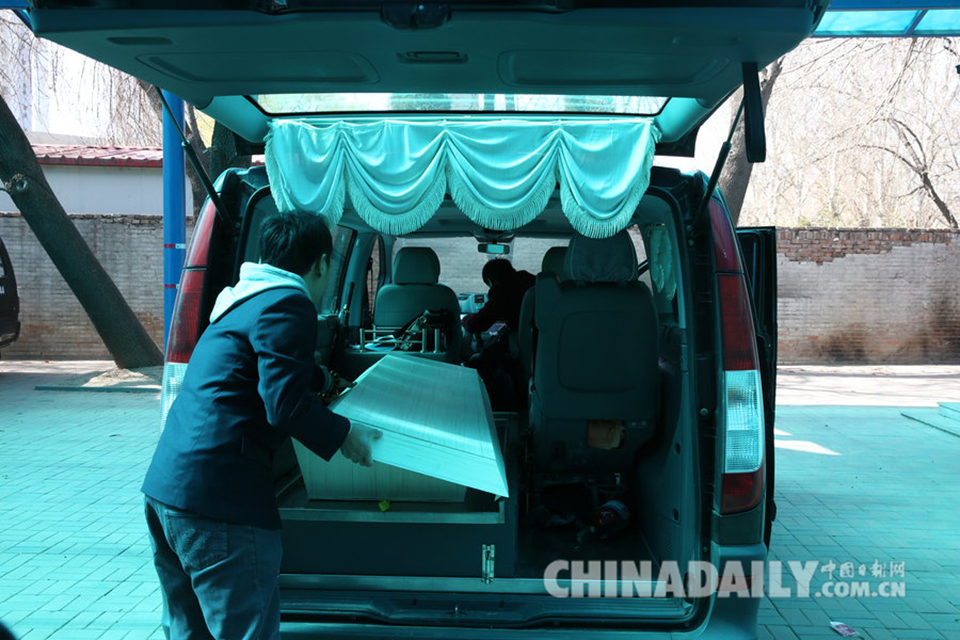 قصة بالصور:  سبر أغوار حياة رجل صيني يمارس خدمات دفن الأجانب منذ 10 سنوات