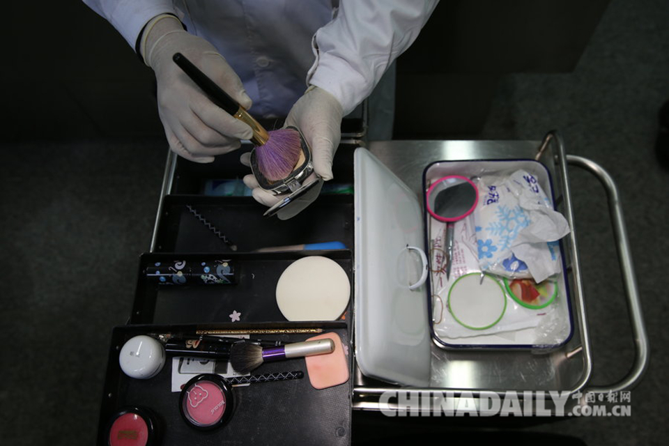 16 مارس 2015، تيانجين، وسائل التجميل التي يستعملها يوي تشيانغ لتجميل الأموات.