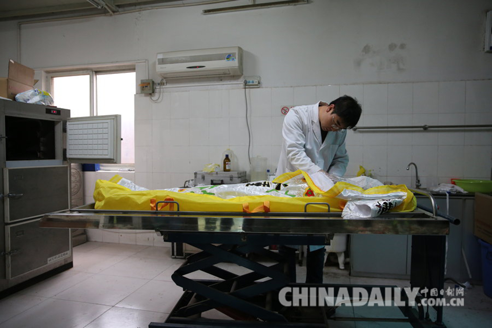 1 أبريل 2015، تيانجين، بعد أيام ستقوم الجامعة والأولياء بإقامة مراسم الوداع لطالب أجنبي توفي مؤخرا. وقد قام شيو تشيانغ مسبقا بإستلام الجثمان من الغرفة المثلجة.