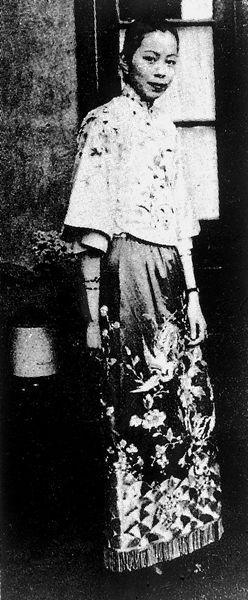 صور تكشف عن تغيرات الأزياء الصينية خلال مائة سنة