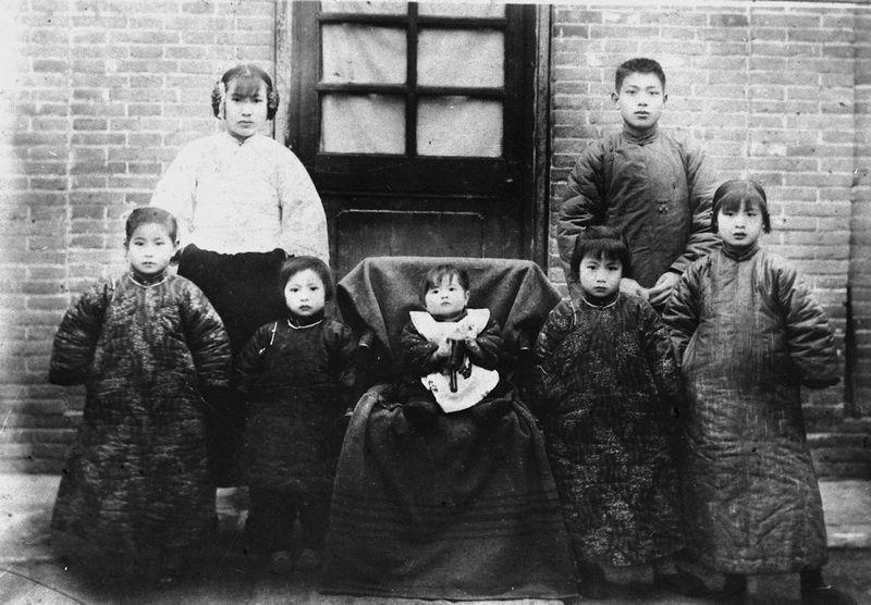 صور تكشف عن تغيرات الأزياء الصينية خلال مائة سنة