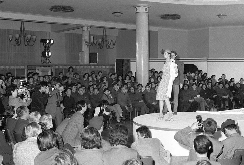 صور تكشف عن تغيرات الأزياء الصينية خلال مائة سنة