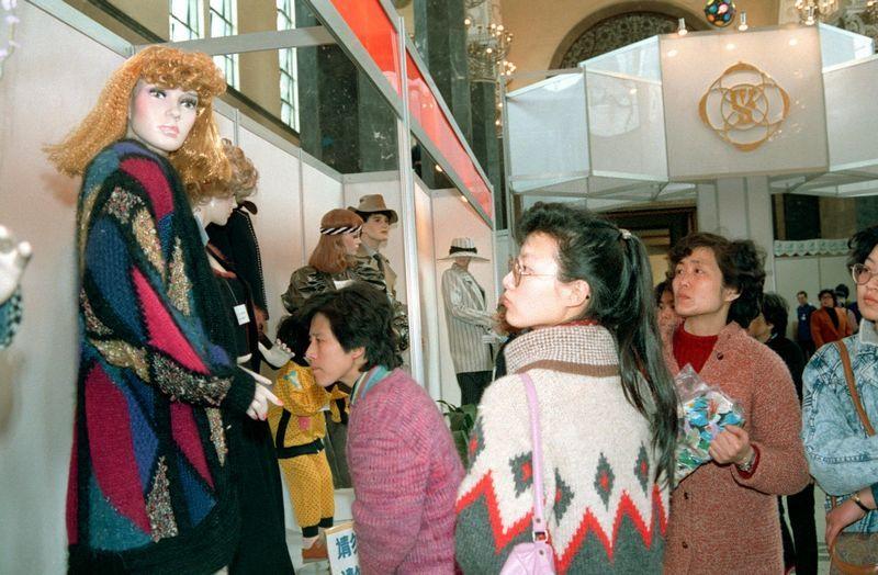 صور تكشف عن تغيرات الأزياء الصينية خلال مائة سنة