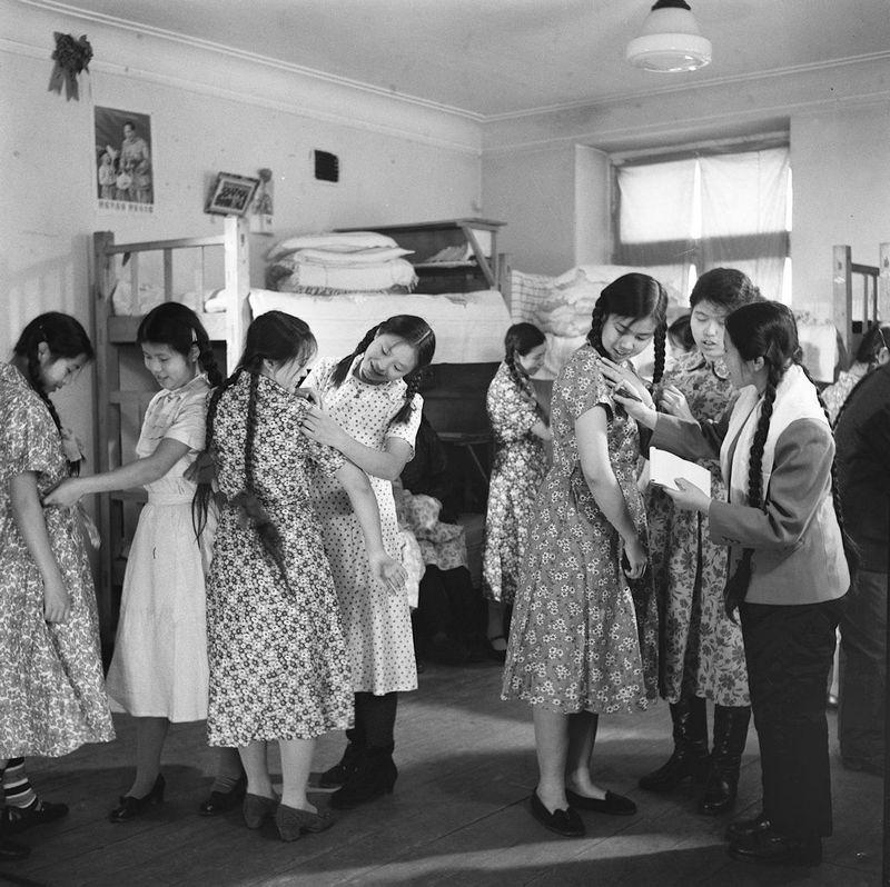 صور تكشف عن تغيرات الأزياء الصينية خلال مائة سنة