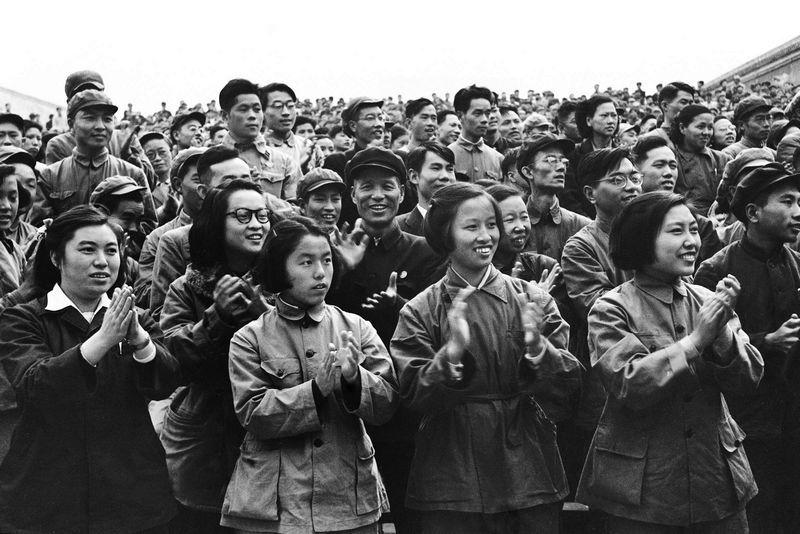 صور تكشف عن تغيرات الأزياء الصينية خلال مائة سنة