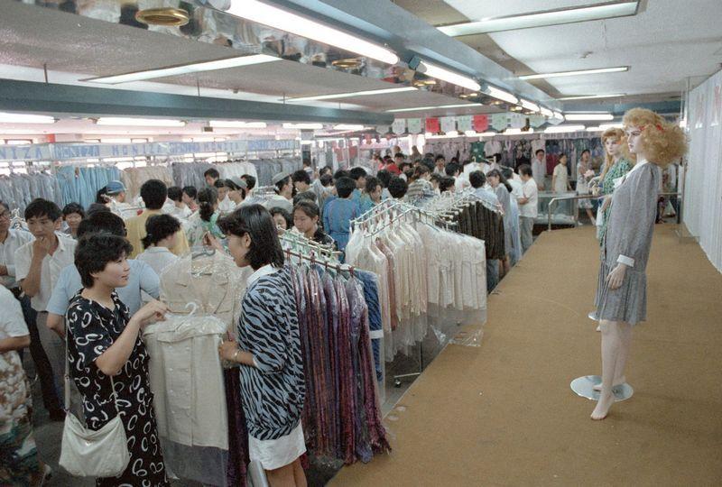 صور تكشف عن تغيرات الأزياء الصينية خلال مائة سنة