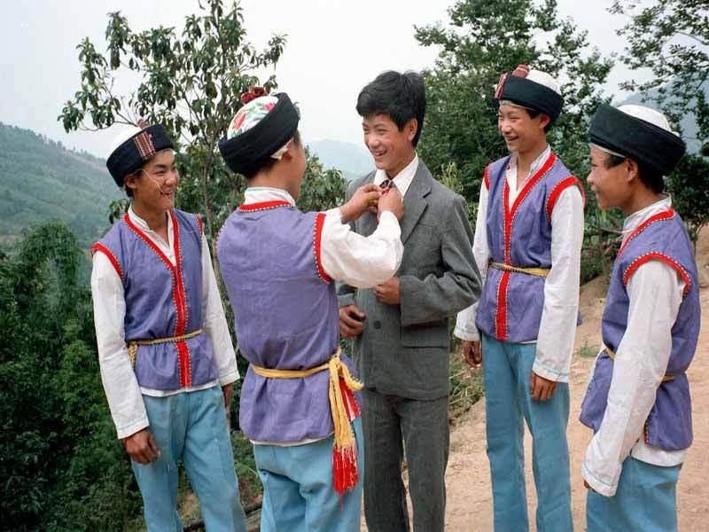 صور تكشف عن تغيرات الأزياء الصينية خلال مائة سنة