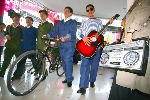 صور تكشف عن تغيرات الأزياء الصينية خلال مائة سنة