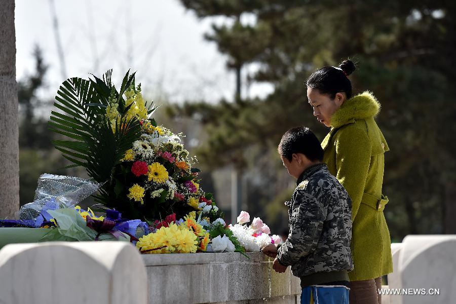 الصين تكرم أبطال الحرب في يوم كنس المقابر