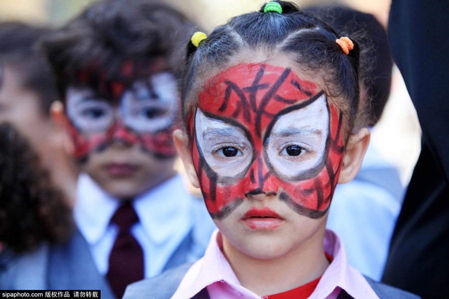 أطفال فلسطينيون يحتفلون بيوم الطفل في غزة