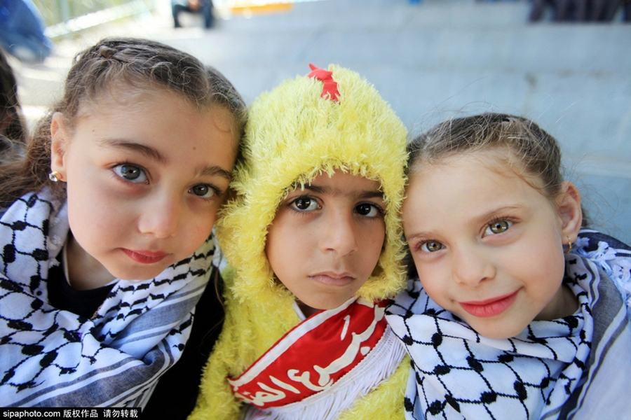 أطفال فلسطينيون يحتفلون بيوم الطفل في غزة