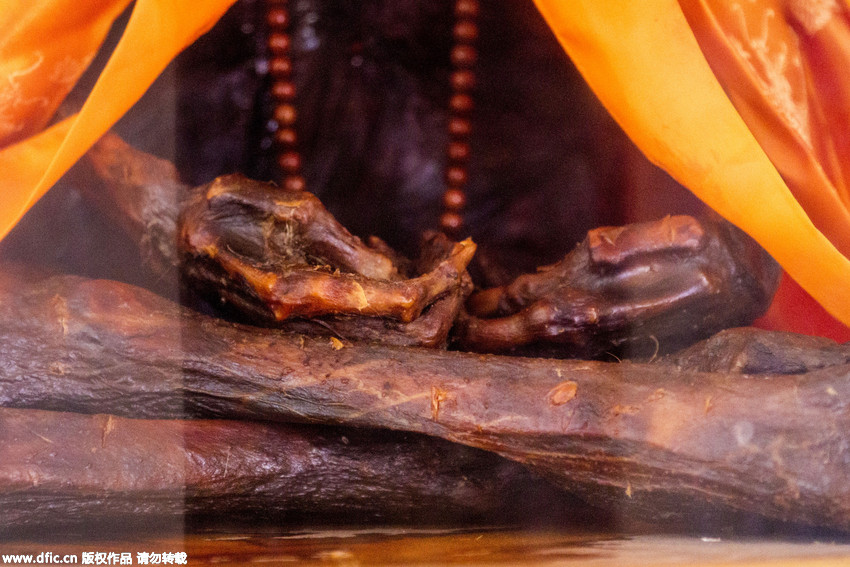 أعجوبة..عدم تعفن جثمان راهب صيني معمر رغم مرور 17 عاما على وفاته