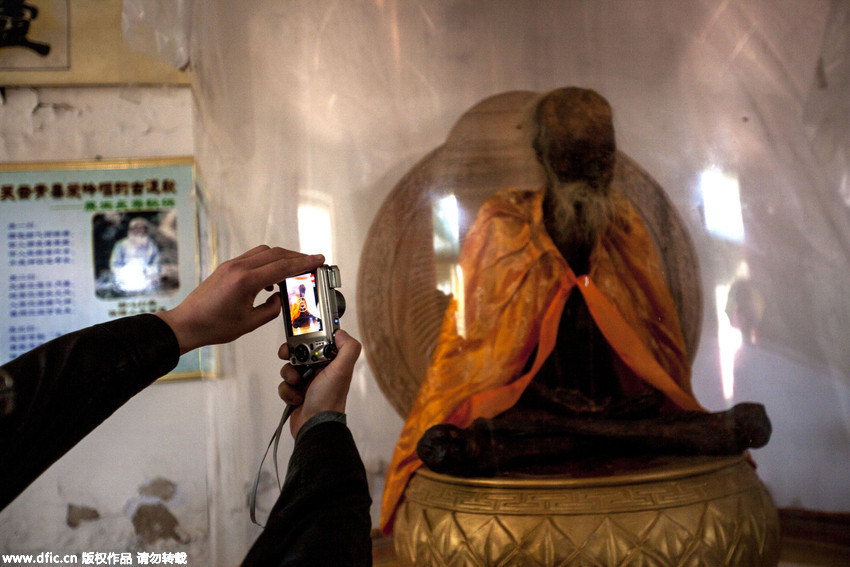 أعجوبة..عدم تعفن جثمان راهب صيني معمر رغم مرور 17 عاما على وفاته