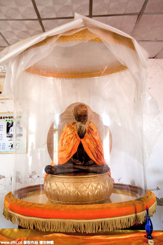 أعجوبة..عدم تعفن جثمان راهب صيني معمر رغم مرور 17 عاما على وفاته