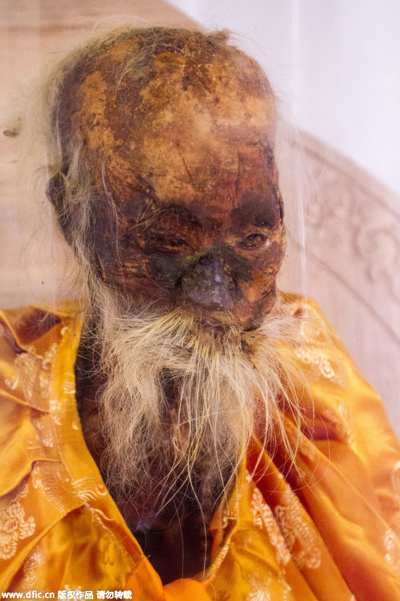 أعجوبة..عدم تعفن جثمان راهب صيني معمر رغم مرور 17 عاما على وفاته