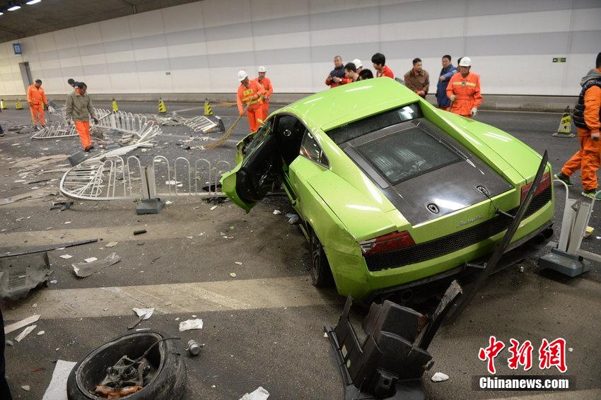 حادث إصطدام بين سيارة فيراري ولامبورغيني في بكين