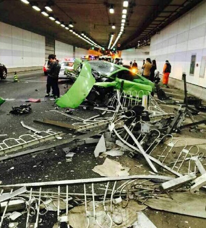 حادث إصطدام بين سيارة فيراري ولامبورغيني في بكين