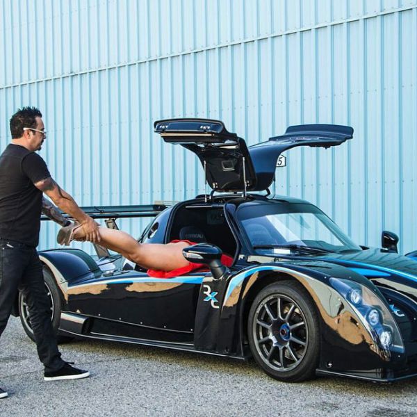 ثري ايراني يتفاخر بثروته على الإنترنت