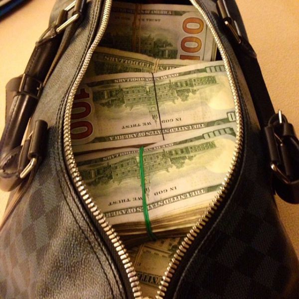 ثري ايراني يتفاخر بثروته على الإنترنت