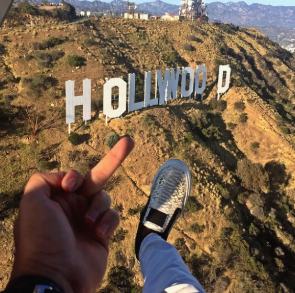 ثري ايراني يتفاخر بثروته على الإنترنت