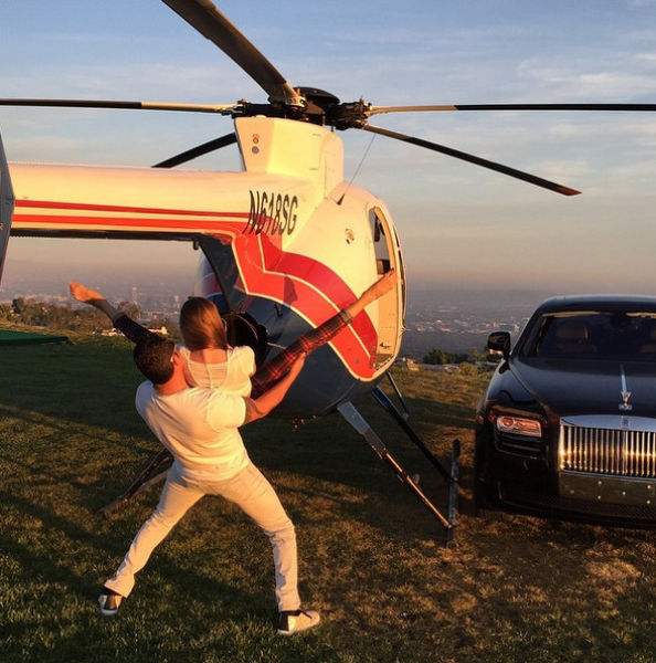 ثري ايراني يتفاخر بثروته على الإنترنت