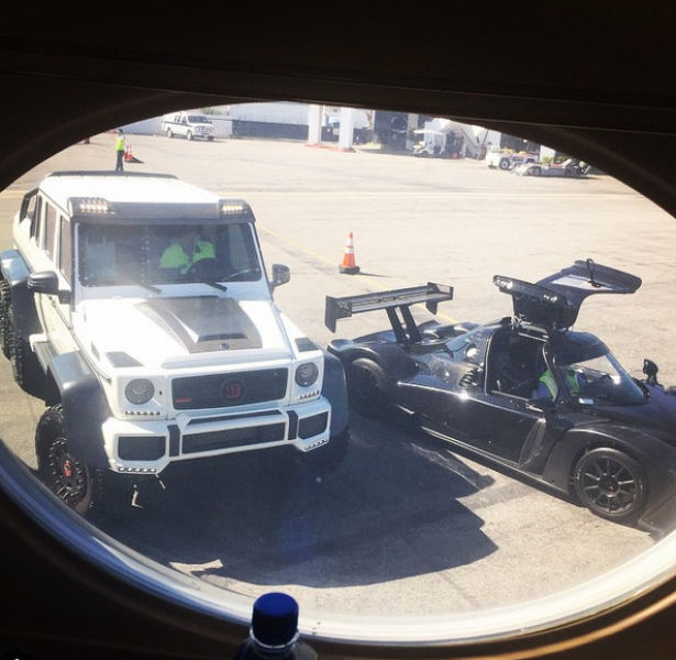 ثري ايراني يتفاخر بثروته على الإنترنت