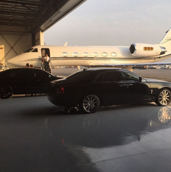 ثري ايراني يتفاخر بثروته على الإنترنت