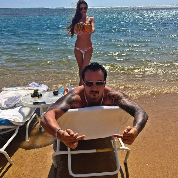 ثري ايراني يتفاخر بثروته على الإنترنت