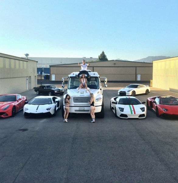 ثري ايراني يتفاخر بثروته على الإنترنت