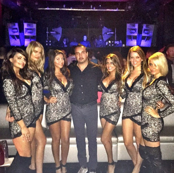 ثري ايراني يتفاخر بثروته على الإنترنت