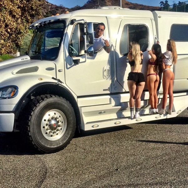 ثري ايراني يتفاخر بثروته على الإنترنت