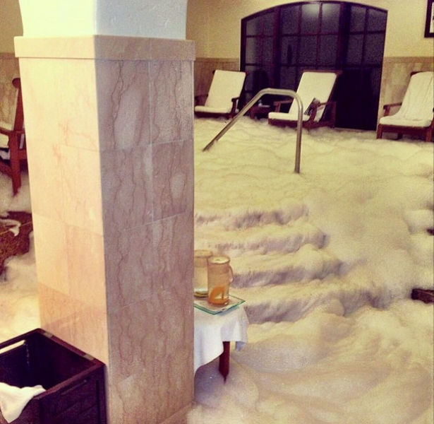 ثري ايراني يتفاخر بثروته على الإنترنت