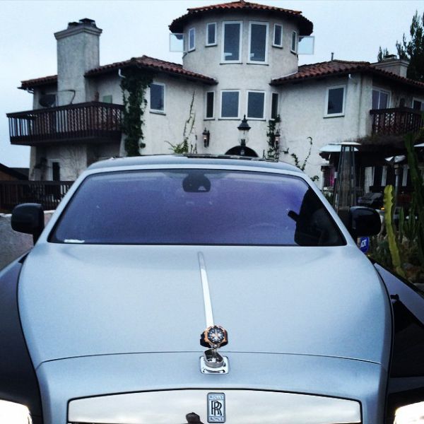 ثري ايراني يتفاخر بثروته على الإنترنت