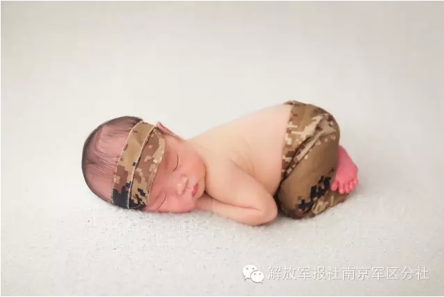 صور ظريفة.. مولود جديد يلبس الأزياء العسكرية