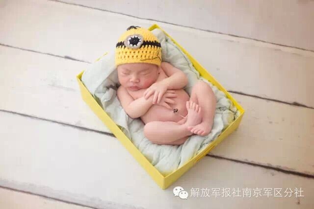 صور ظريفة.. مولود جديد يلبس الأزياء العسكرية