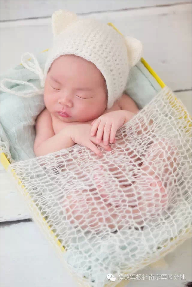 صور ظريفة.. مولود جديد يلبس الأزياء العسكرية