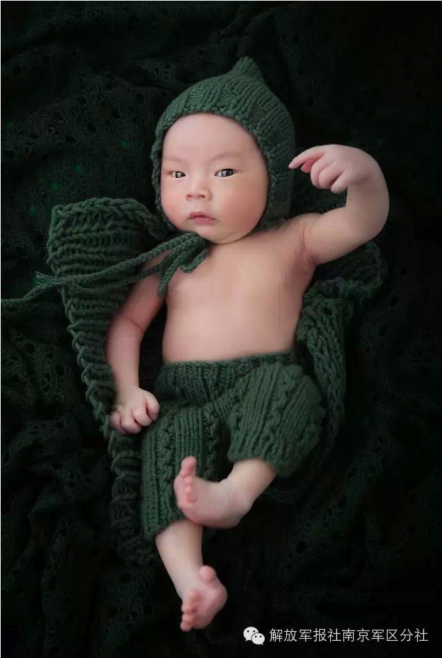 صور ظريفة.. مولود جديد يلبس الأزياء العسكرية