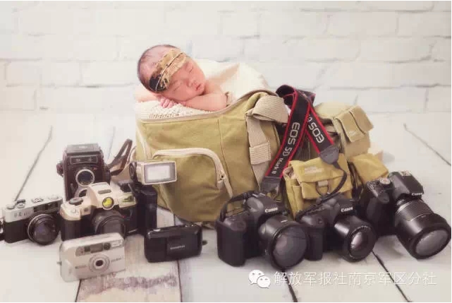 صور ظريفة.. مولود جديد يلبس الأزياء العسكرية