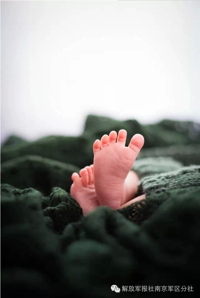 صور ظريفة.. مولود جديد يلبس الأزياء العسكرية