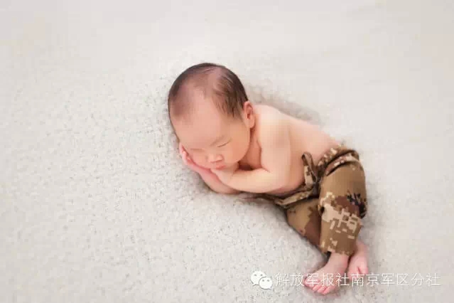 صور ظريفة.. مولود جديد يلبس الأزياء العسكرية