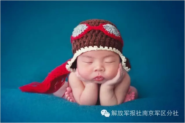 صور ظريفة.. مولود جديد يلبس الأزياء العسكرية