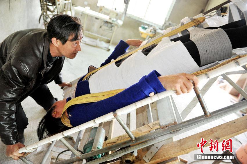 فلاح صيني يصنع سريرا لإزالة الحصى من كلية زوجته