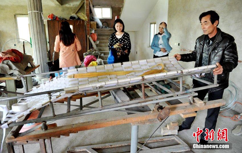 فلاح صيني يصنع سريرا لإزالة الحصى من كلية زوجته