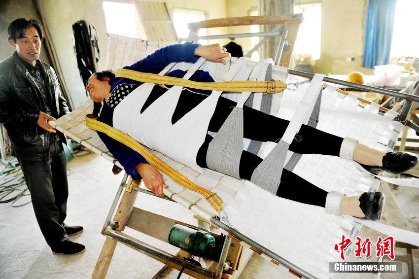 فلاح صيني يصنع سريرا لإزالة الحصى من كلية زوجته