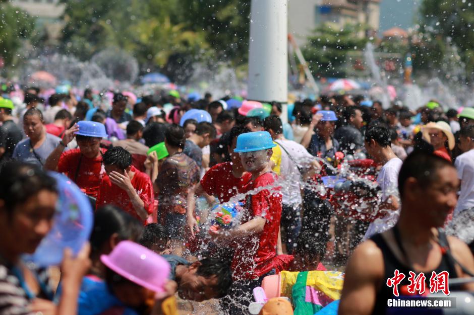 عشرة آلاف سائح يحتفلون بمهرجان "رش المياه"